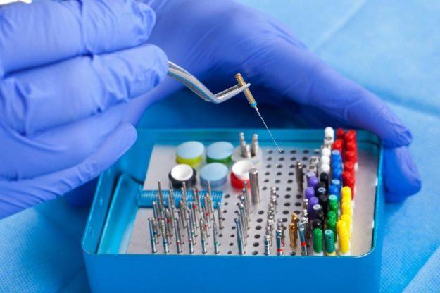 root-canal-treatment-tools Root Canal Treatment tools used by Endodontist